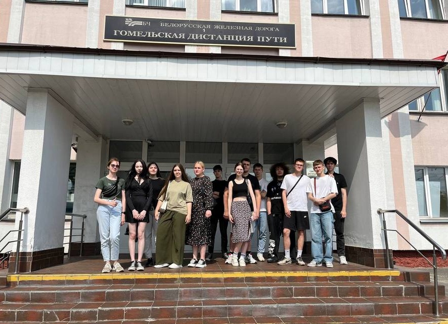 Дистанция пути является обособленным структурным подразделением  железной дороги и не обладает статусом юридического лица